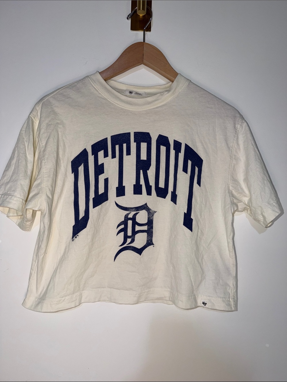 47 brand Detroit Graphic Cropped Tee in Cream and Navy size small